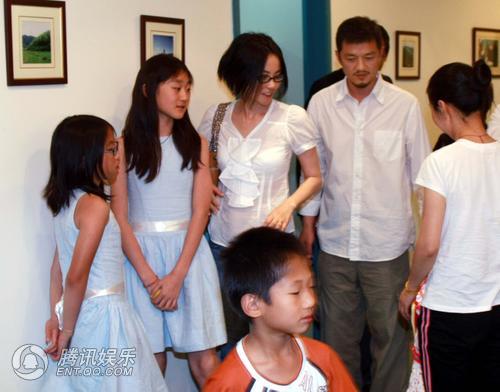 李亞鵬夫婦探望震災兒童