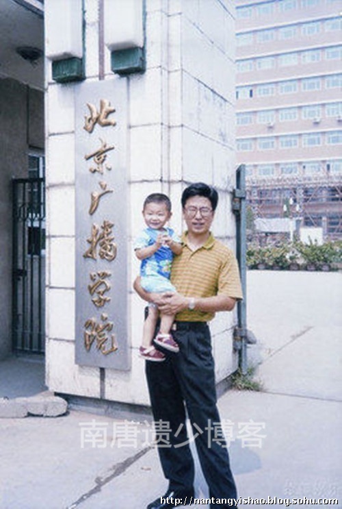 近日，網(wǎng)上曝光了白巖松16歲兒子白清揚的近照，網(wǎng)友直呼這是真正的高帥富，長的挺像他老爸的。
