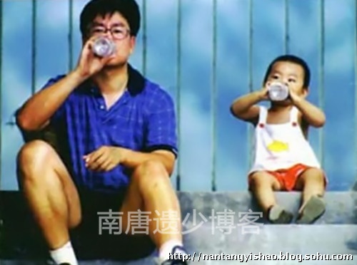 近日，網(wǎng)上曝光了白巖松16歲兒子白清揚的近照，網(wǎng)友直呼這是真正的高帥富，長的挺像他老爸的。