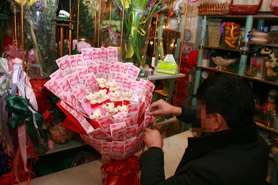 揚州“土豪”訂制萬元人民幣花束求婚 11月24日，揚州市花滿堂花店接到一份特別的花束訂單，客戶要求用100張百元人民幣制成花束用以求婚之用，店主考慮到相關法律，再三推辭，后在客戶的強烈要求下接下訂單，采取無損傷粘連的辦法按客戶的要求完成了制作。