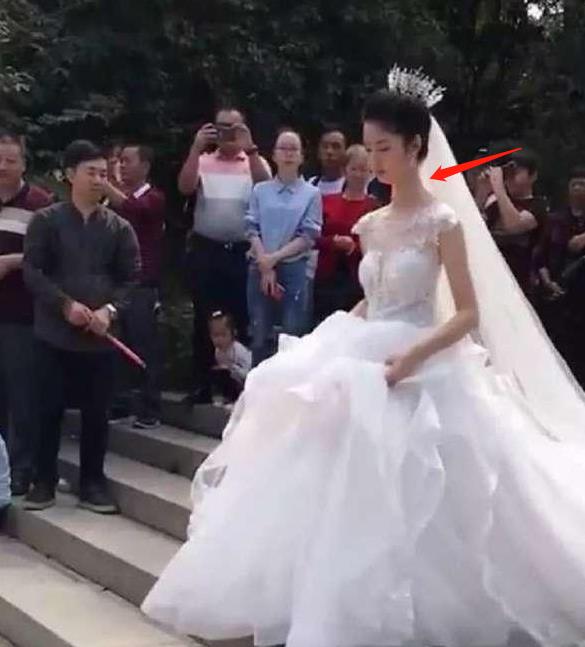 為什么嬰兒出生時脖子短