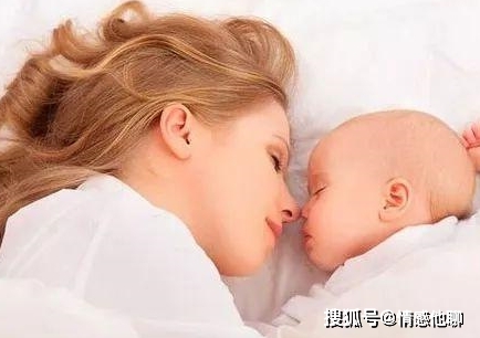 寶寶和媽媽要不要一塊睡？孩子多大可以獨(dú)立睡